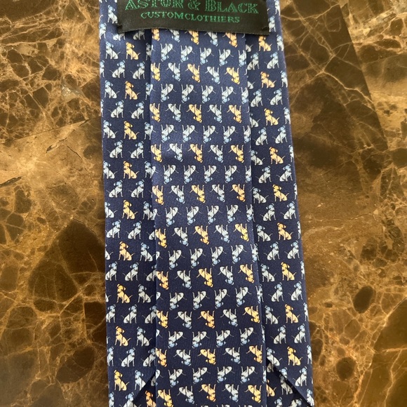 Astor & Black 100 % Silk Tie Navy Dog Motif Preppy Sporting Hunting Novelty - Picture 5 of 10